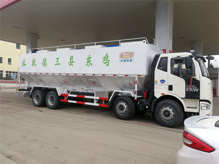 一汽解放前四后八40方（20噸）電動(dòng)飼料車(chē)