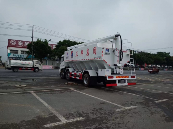 東風(fēng)天錦小三軸龍擎300馬力（30方）散裝飼料運輸車